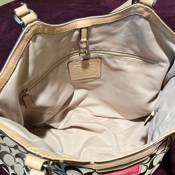 👜 Coach Signature Tote with Pink Stripe – Classic & Functional! 👜 - Picture 7 of 11